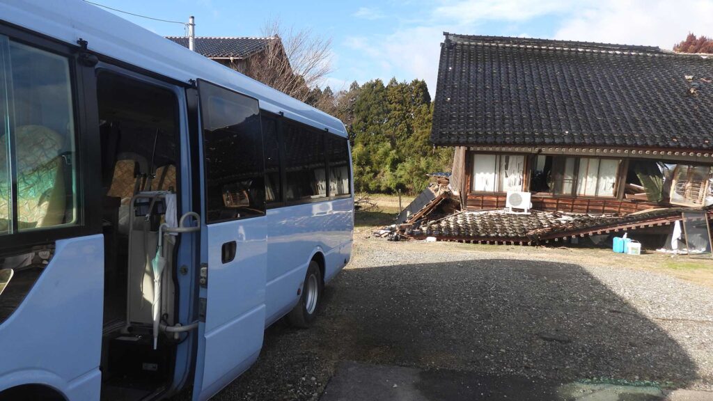 能登半島地震 マイクロバス