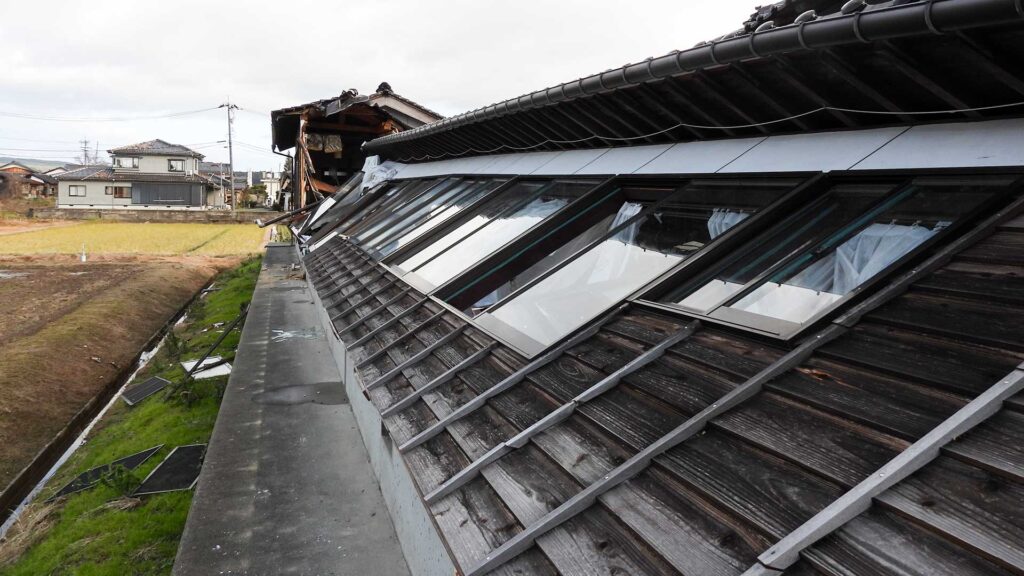 能登半島地震 家屋が前のめりに崩壊したのがよく解ります