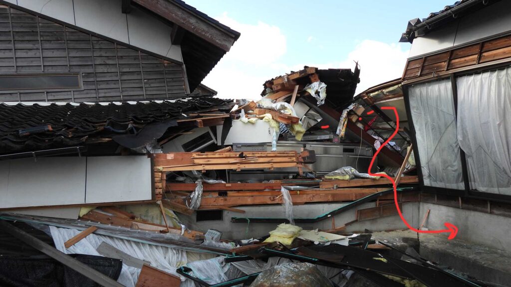 能登半島地震 崩壊家屋からの脱出