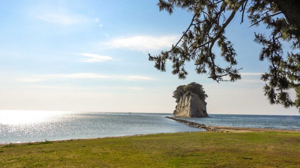 能登半島地震前の見附島