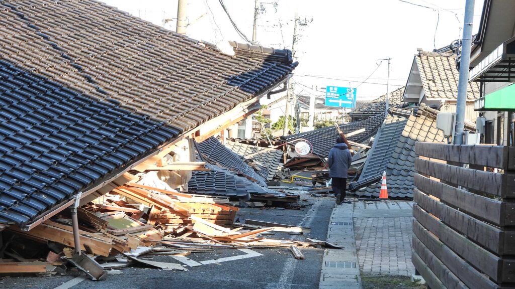 能登半島地震 右から左から崩壊した家々