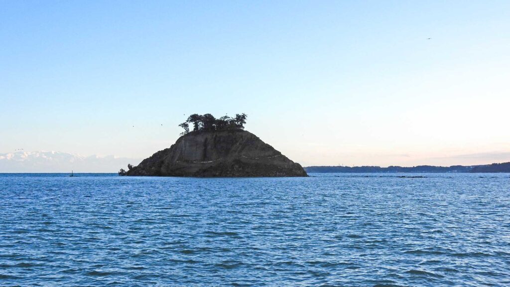 能登半島地震後の横から見た見附島