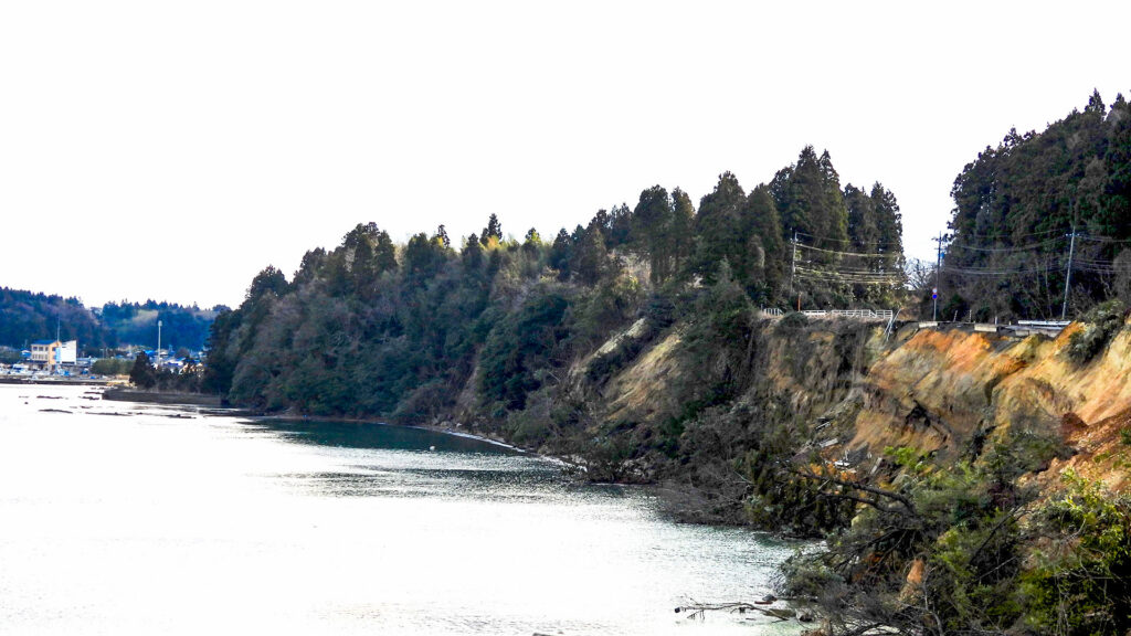 能登半島地震 恋路海岸 その土砂崩れ道路を逆側から撮ってみました。やっぱりすごい崩壊ですね