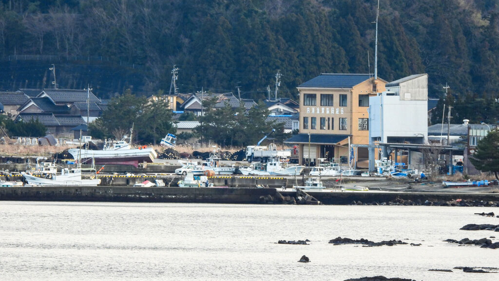 能登半島地震 能登町の内浦の港も津波に襲われたようです。船が陸に打ち上げられているのが遠くからもわかります。