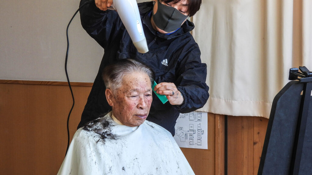 能登半島地震 散髪 すっきり男前に仕上がりました