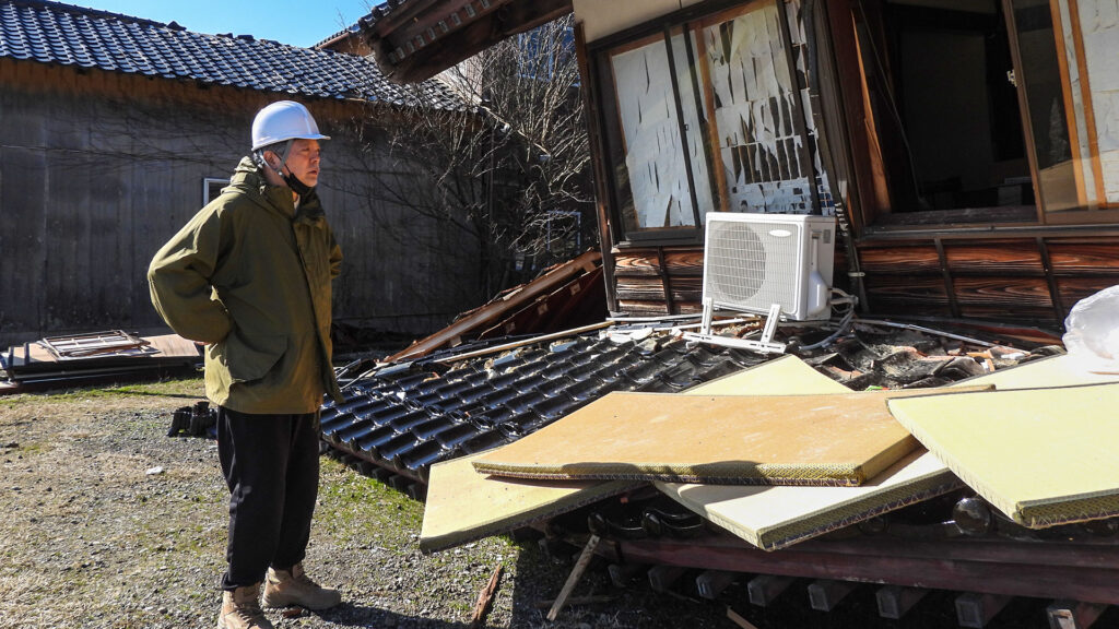 能登半島地震 珠洲市に来た時は大きなトラック2台、今ではマイクロバスの荷物だけ